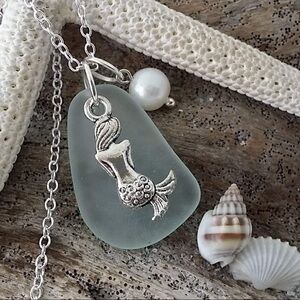 𝅺handmade in Hawaii, seafoam sea glass necklace, mermaid charm, Freshwater pearl